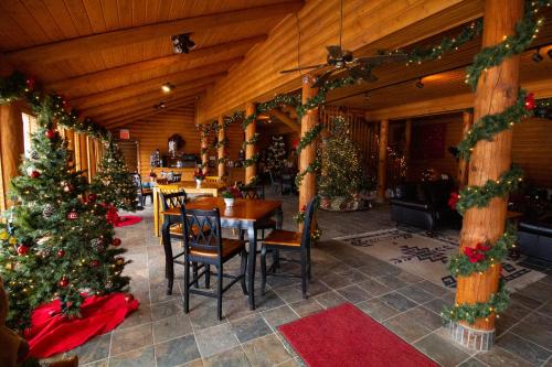 ein Esszimmer mit einem Tisch und einem Weihnachtsbaum in der Unterkunft The Lodge at Lolo Hot Springs in Lolo