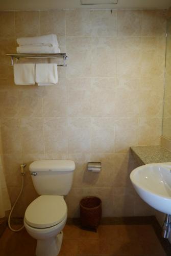 bagno con servizi igienici bianchi e lavandino di Roma Hotel a Khon Kaen