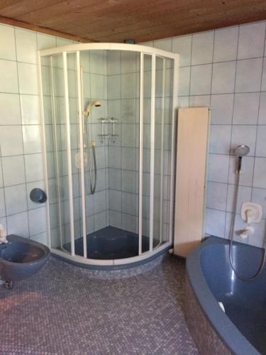 łazienka z prysznicem, wanną i umywalką w obiekcie Landhaus Hörhager w mieście Finkenberg