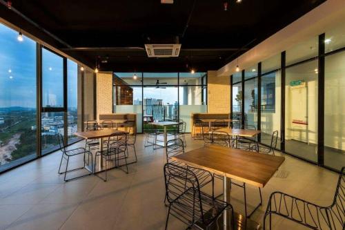 Gambar di galeri bagi Hid SOHO at KANVAS WiFi Netflix KLIA di Cyberjaya