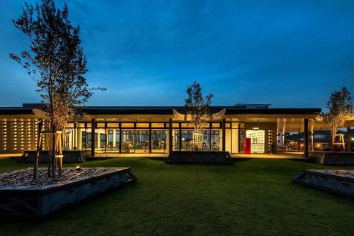 Taman di luar Hid SOHO at KANVAS WiFi Netflix KLIA