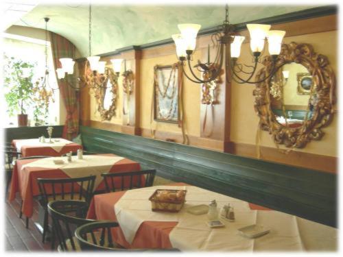 Un restaurante o sitio para comer en Stadthotel Restaurant Auerhahn