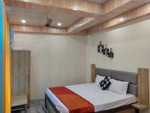 Tempat tidur dalam kamar di Om Shanthi paying guest house