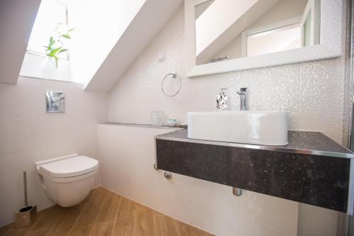 y baño con lavabo y aseo. en Villa Flores Room with Balcony, en Dubrovnik