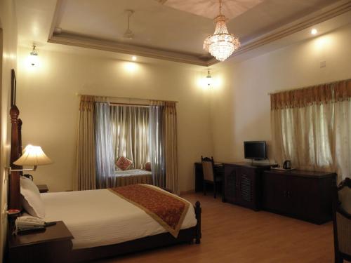 Postel nebo postele na pokoji v ubytování jüSTa Rajputana Resort & Convention Centre, Udaipur