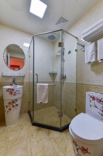 Bagno di Happy Dragon Alley Hotel-In the city center close to the subway&free coffe laundry Fluent English speaking,Tourist attractions ticket service&food recommendation,Near Tian Anmen Forbiddencity,Near Lama temple,Easy access to the airport