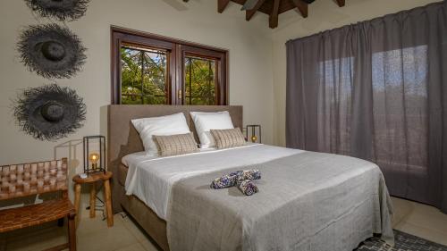 a bedroom with a large bed and a window at Beach Villa Seru Di Santu in Kralendijk