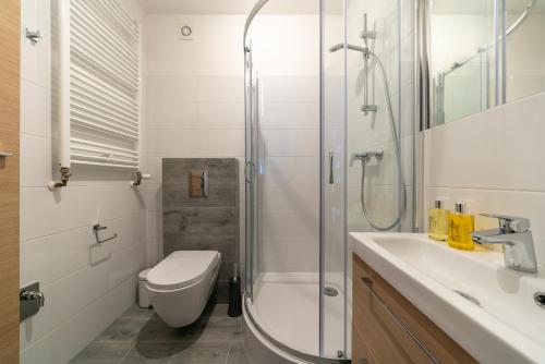 Bathroom sa RentPlanet - Apartamenty Szrenica