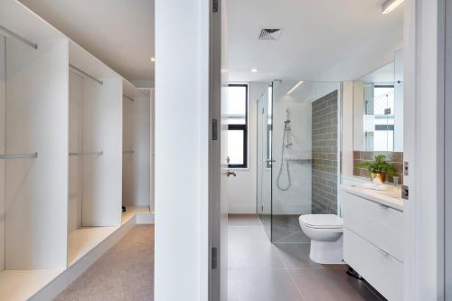 O baie la Blissful Breeze Townhouse with Parking and Patio
