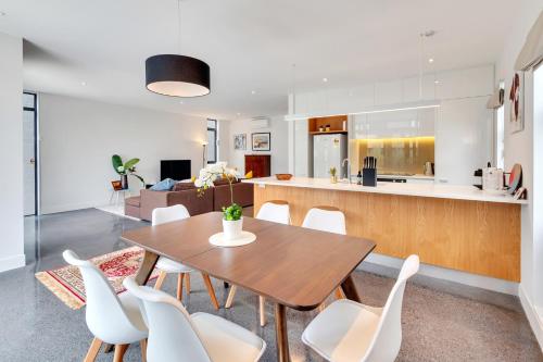 Foto de la galería de Blissful Breeze Townhouse with Parking and Patio en Auckland