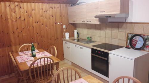 eine kleine Küche mit einem Tisch und einer Arbeitsplatte in der Unterkunft Pansion Brda in Rohrendorf bei Krems