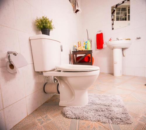 Ванная комната в Sherry Homes - Kwetu