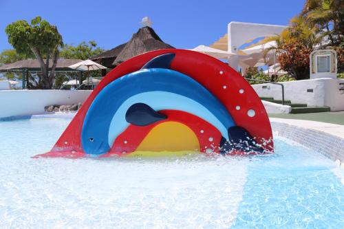 a water slide in the pool at a resort at Hotel Jardín Tecina in Playa de Santiago