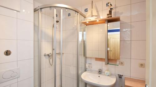 ein Bad mit einer Dusche und einem Waschbecken in der Unterkunft Ferienwohnung Rügenzauber in Baabe