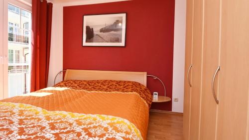 ein Schlafzimmer mit einem Bett und einem Bild an der Wand in der Unterkunft Ferienwohnung Rügenzauber in Baabe