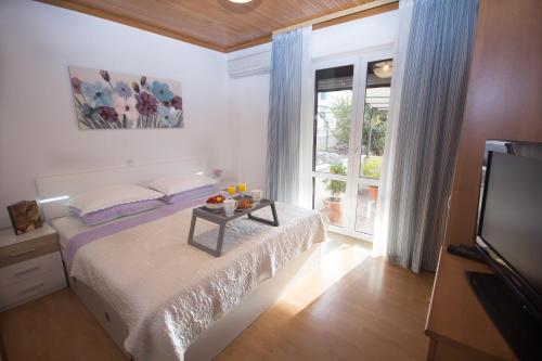 Postel nebo postele na pokoji v ubytování Apartments Leo