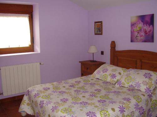 1 dormitorio con cama y ventana en El Magnolio, en Santillana del Mar