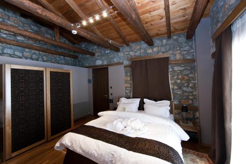 Un pat sau paturi într-o cameră la Miramonte Chalet Hotel Spa