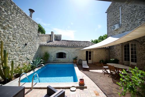 une piscine dans l'arrière-cour d'une maison dans l'établissement LA DEMEURE Bed and Breakfast, à Aubais