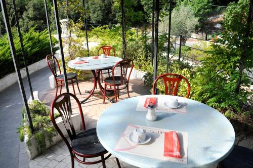 Κήπος έξω από το Hotel Lago Bin