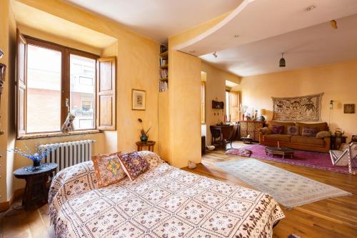 - une chambre avec un lit et un salon dans l'établissement Charming Colosseum apartment, à Rome