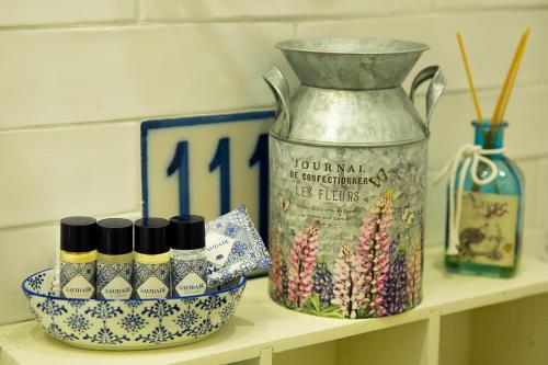 a shelf with a vase and spices on it at NINHO SALOIO in Venda do Pinheiro
