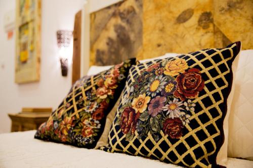 two pillows sitting on top of a bed at NINHO SALOIO in Venda do Pinheiro