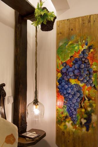 a painting of a bunch of grapes on a wall at NINHO SALOIO in Venda do Pinheiro