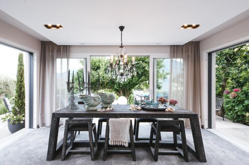 a dining room with a table with chairs and a chandelier at Boutiquehotel Minigolf in Tirolo