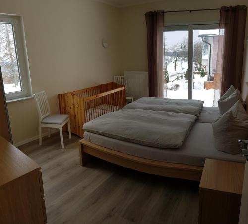 una camera con un grande letto e una finestra di Ferienhaus Victoria a Frauenwald