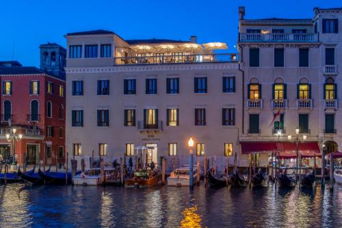 un gruppo di edifici e di imbarcazioni in un canale di H10 Palazzo Canova a Venezia