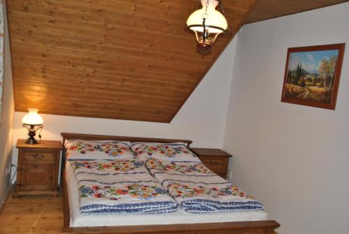מיטה או מיטות בחדר ב-Drevenica Viki