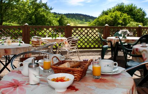- une table avec un panier de nourriture et de boissons dans l'établissement Logis Hôtel Restaurant Neuhauser, à La Broque