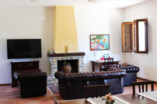 TV a/nebo společenská místnost v ubytování Casale Acquaviva with private pool