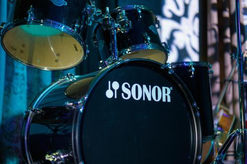 a drum set with the words l sonor on it at Отель БЕССАРАБИЯ in Izmail