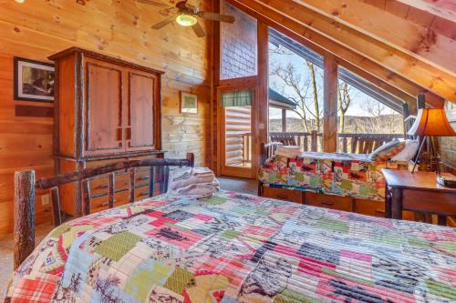 1 dormitorio con 1 cama en una cabaña de madera en Majestic View #42A, en Sevierville