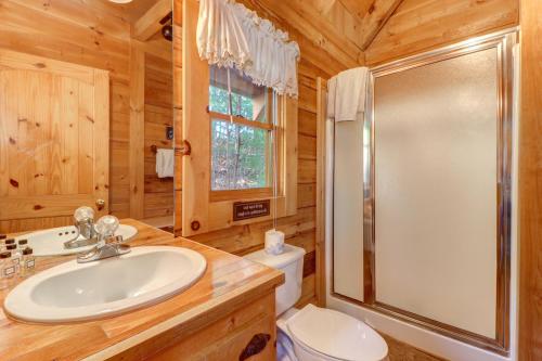 uma casa de banho com um chuveiro, um lavatório e um WC. em Majestic View #42B em Sevierville