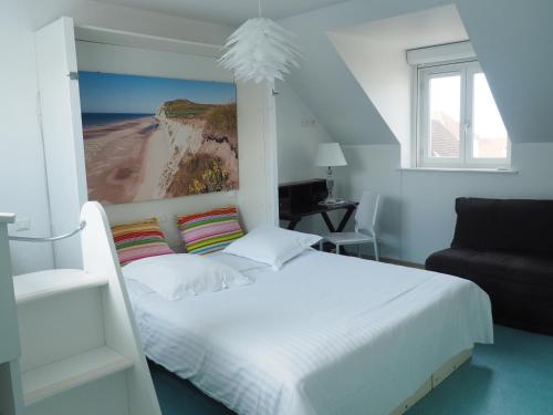 a bedroom with a white bed and a couch at Hôtel Le Vivier WISSANT - Centre Village - Côte d'Opale - Baie de Wissant - 2CAPS in Wissant