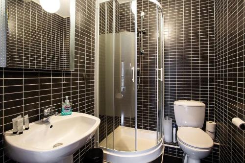 W łazience znajduje się umywalka, toaleta i prysznic. w obiekcie Spacious Belfast City Centre Duplex Apartment w mieście Belfast