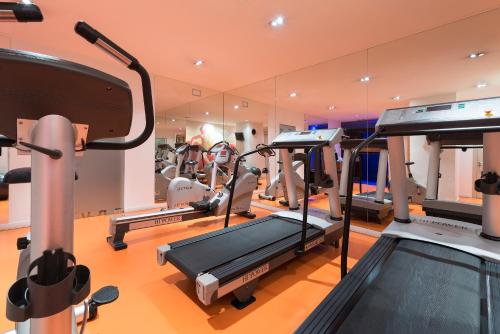 
The fitness centre and/or fitness facilities at Hotel Barcelona Condal Mar Affiliated by Meliá
