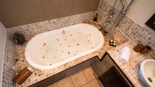 y baño con bañera y lavamanos. en Manor 38 en Port Elizabeth