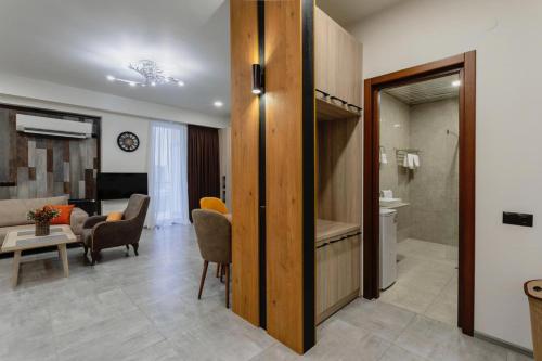 salon z kuchnią i pokój z salonem w obiekcie krtsanisi twins luxury apartment w mieście Tbilisi City