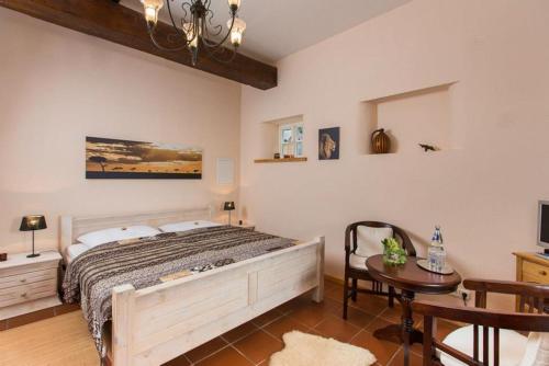 a bedroom with a large bed and a table at Davidshof, Bed & Breakfast in Schneverdingen