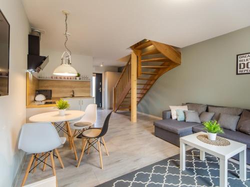 una sala de estar con un sofá y una mesa en Laba, en Mrzeżyno