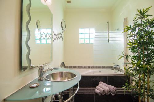 uma casa de banho com um lavatório e uma banheira em villa yvonne,private pool,private parking 1,7 km from the beatch em Albufeira