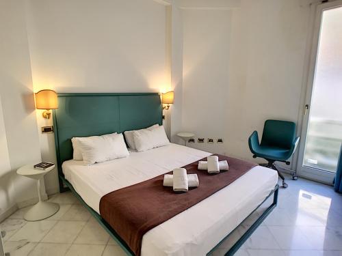 - une chambre avec un lit doté d'une tête de lit verte et d'une chaise dans l'établissement Nestor&Jeeves - PALAIS DE FRANCE - Central - Sea front, à Nice