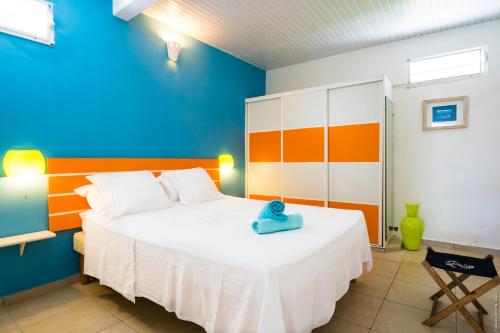 A bed or beds in a room at Villa les Amandiers 8 chambres face à la mer!
