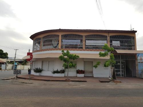 博阿維斯塔的住宿－Hostel Roraima，街道一侧带阳台的建筑