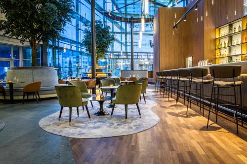 Uma área de estar em Radisson Blu Hotel Köln
