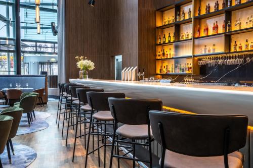 A área de bar ou lounge em Radisson Blu Hotel Köln